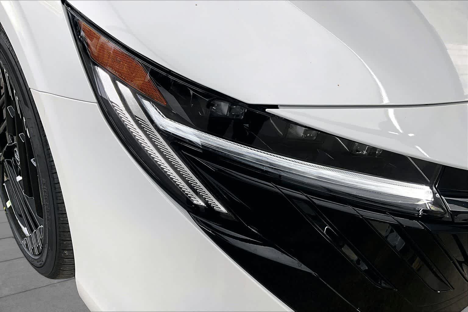 New 2026 Aspen White Tricoat/Super Black Nissan SR image 18