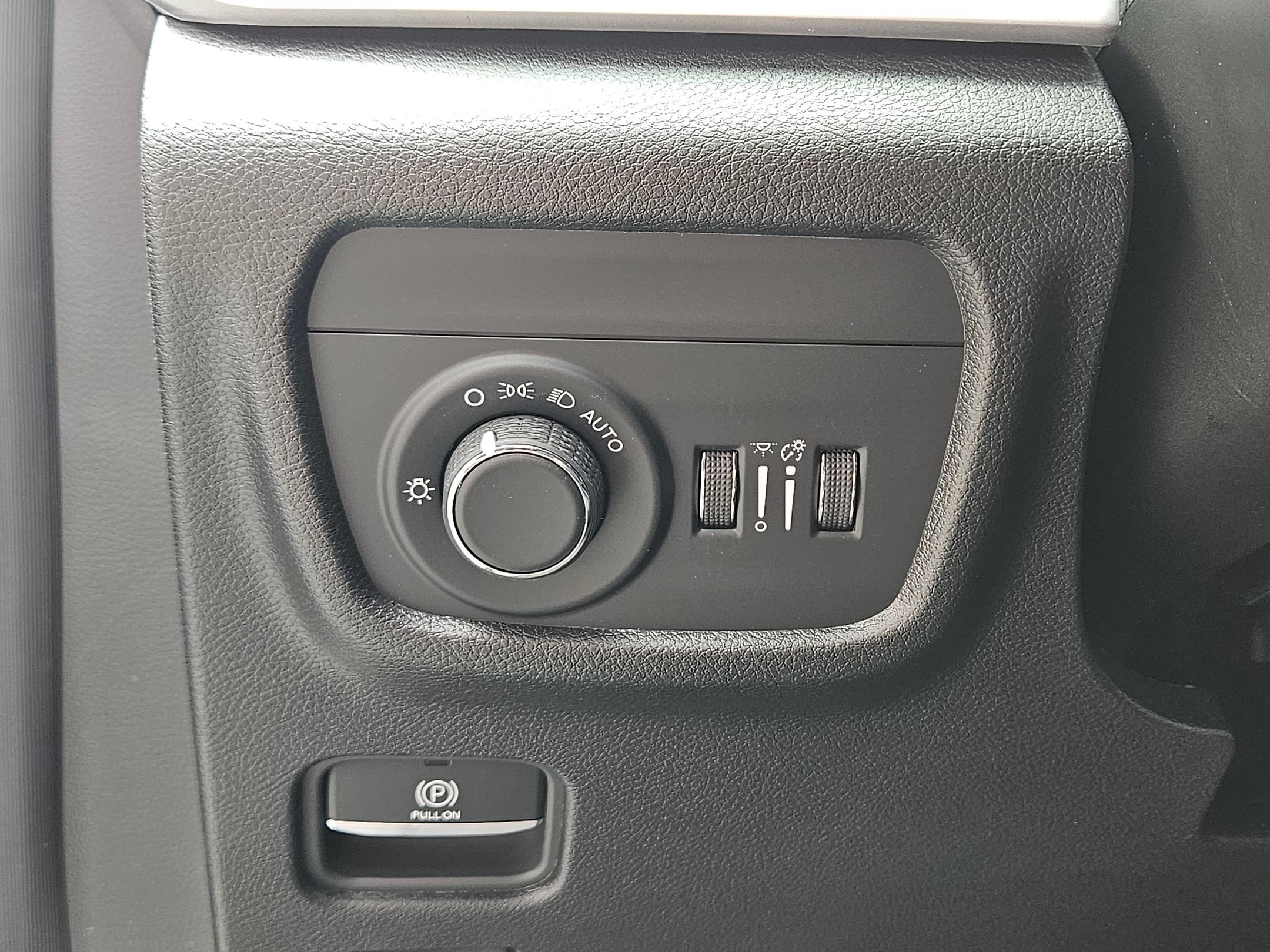 New 2026 Diamond Black Crystal Pearlcoat Jeep Laredo image 18
