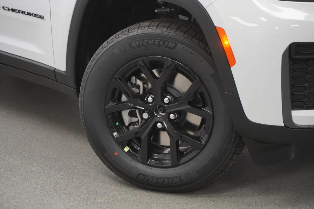 New 2026 Bright White Clear-Coat Exterior Paint Jeep Laredo image 4