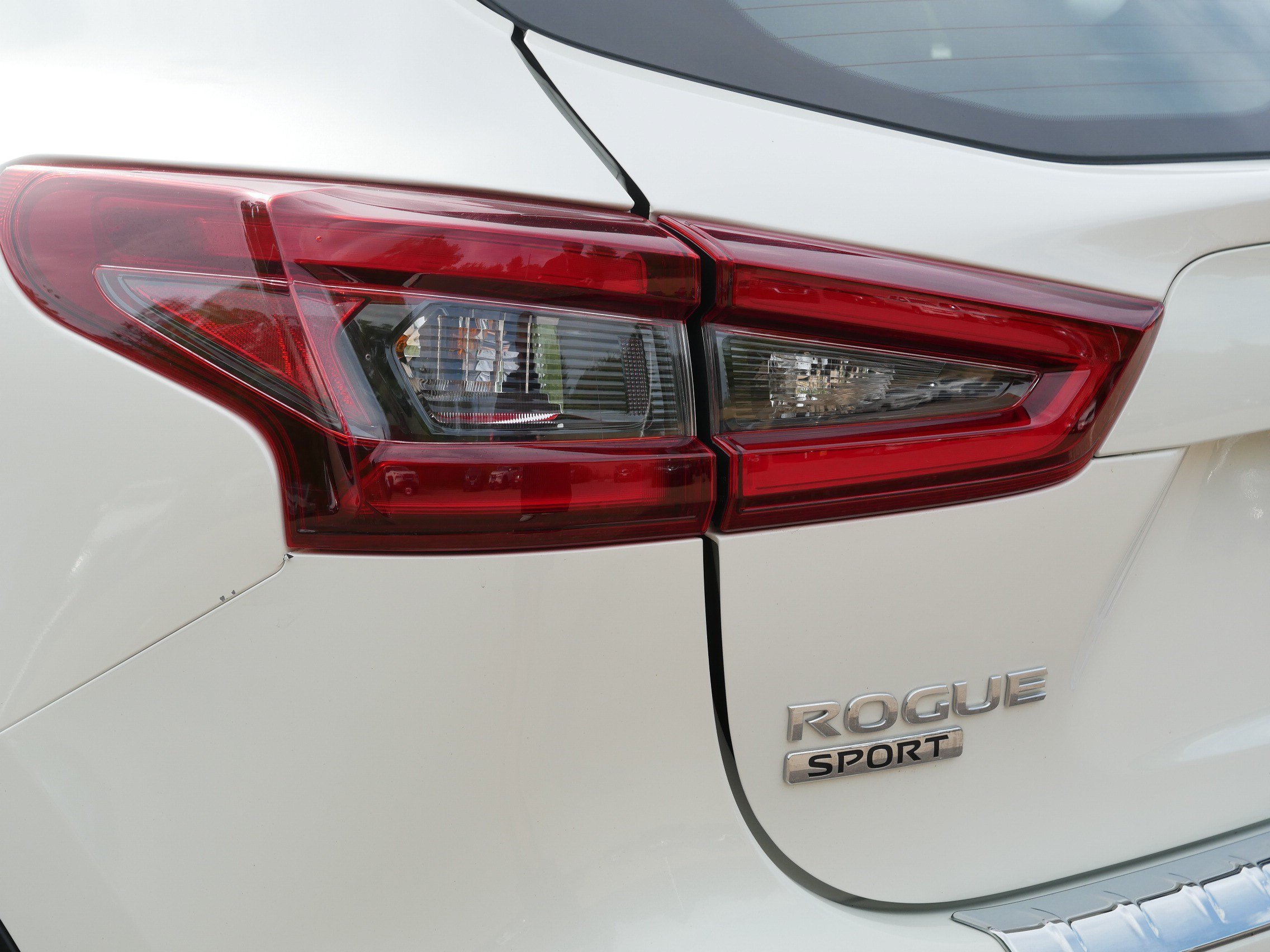 Certified Used 2022 Pearl White Tricoat Nissan SV image 17