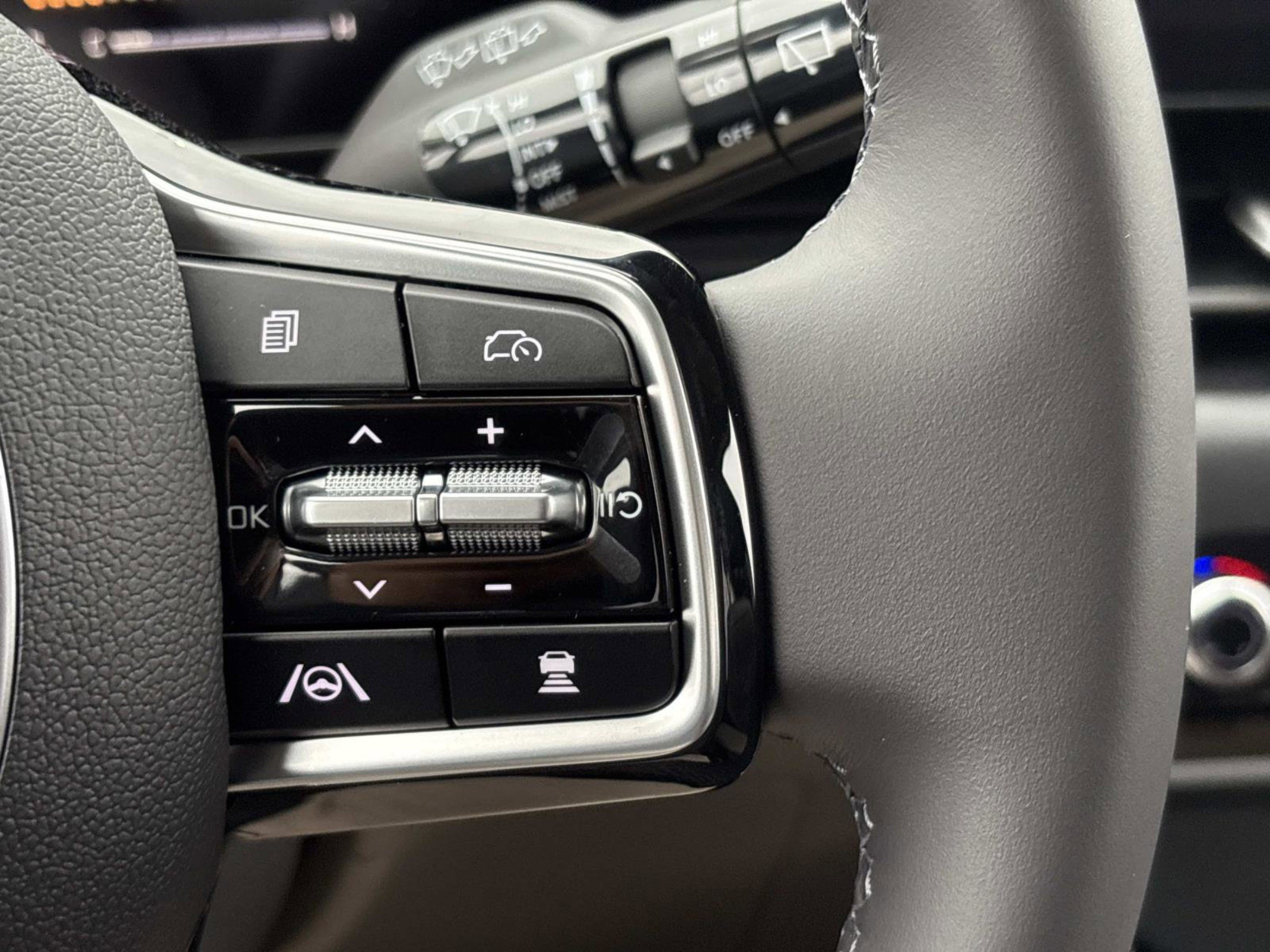 New 2026 Snow White Pearl Kia LXS image 21