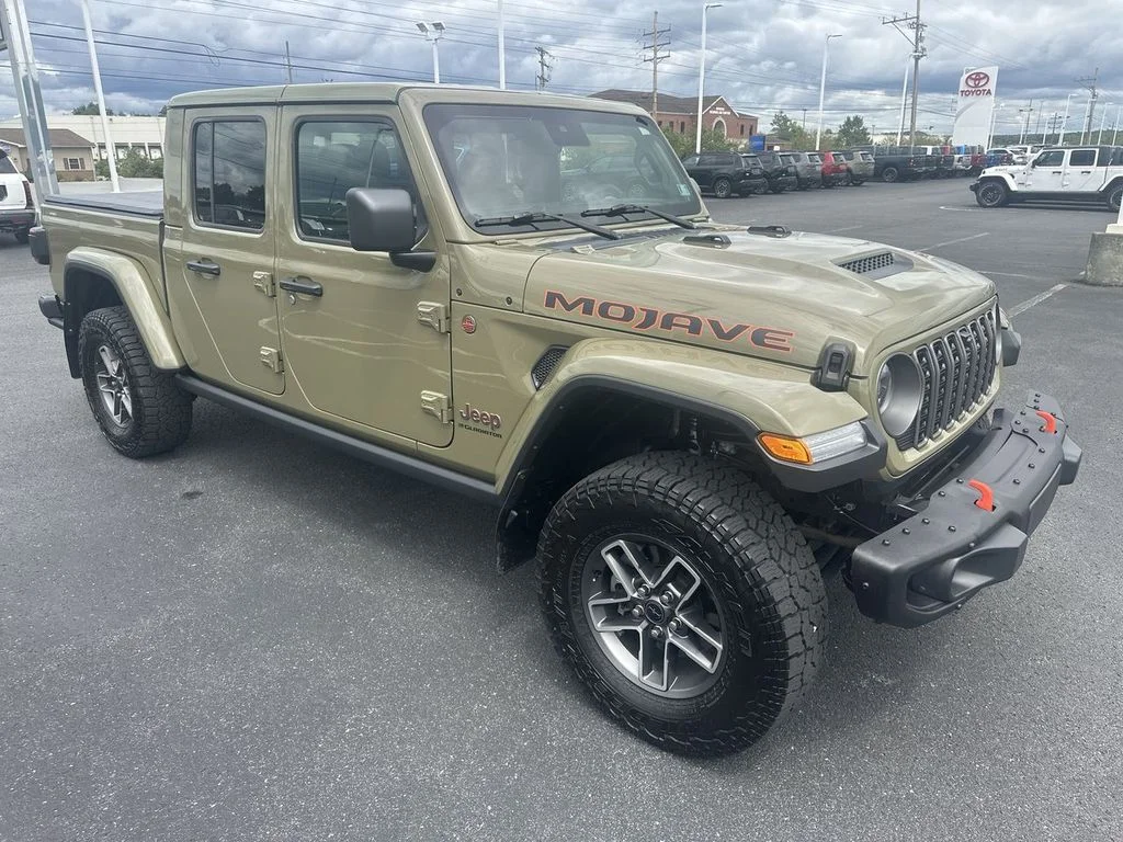 Used 2025 Green Jeep Mojave image 2