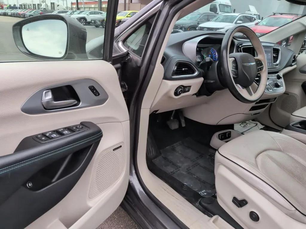 Used 2020 Gray Chrysler Limited image 11