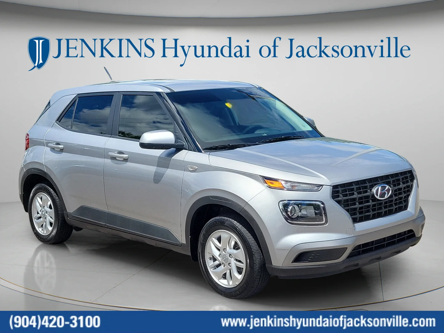 Used 2025 Shimmering Silver Hyundai SE image 1