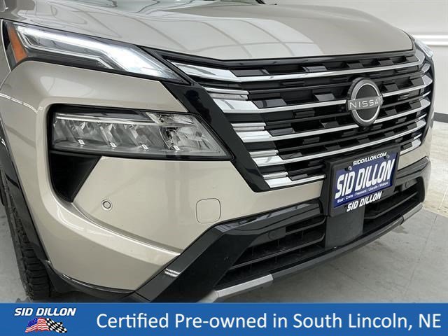 Used 2025 Champagne Silver Metallic/Super Black Nissan Platinum image 27