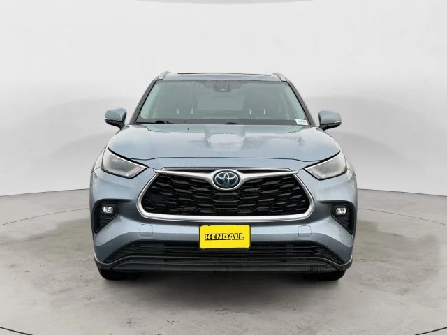 Used 2022 Moon Dust Toyota XLE image 2