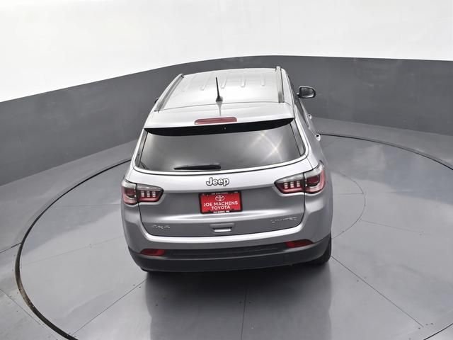 Used 2024  Jeep Limited image 30
