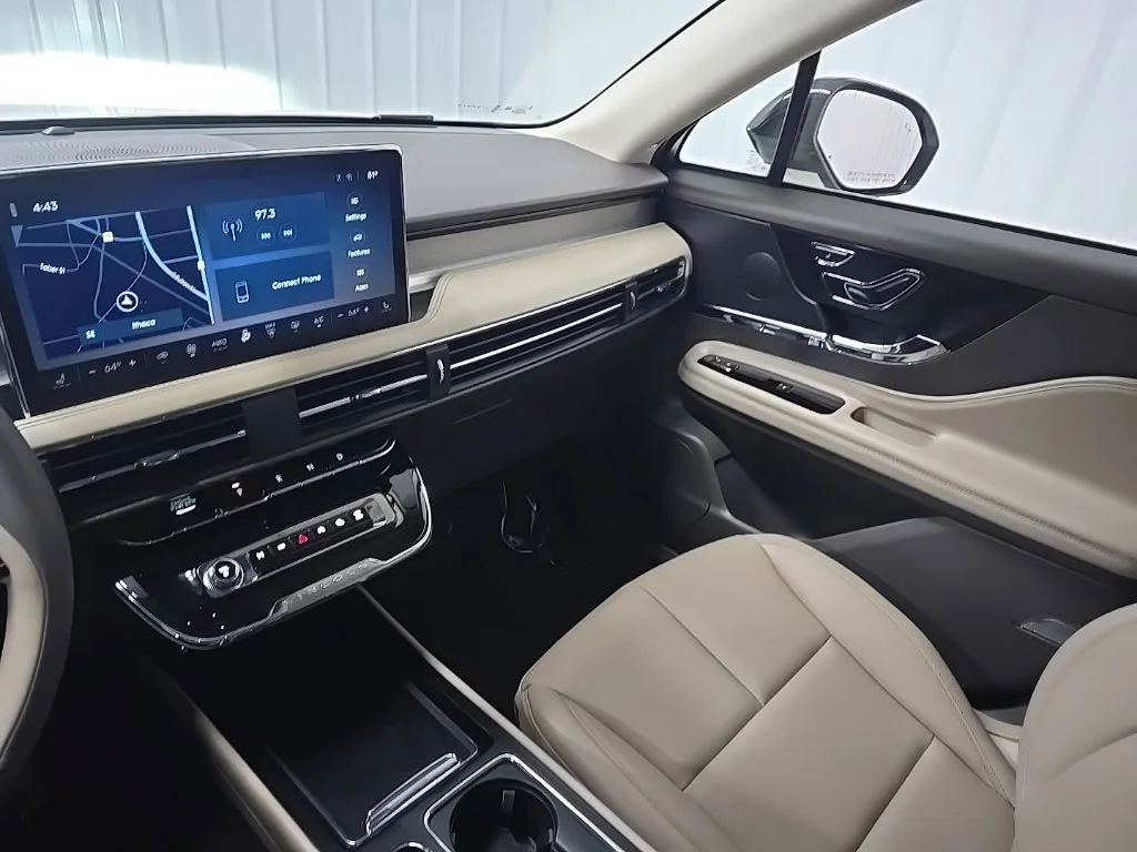 Used 2023 White Lincoln Standard image 27