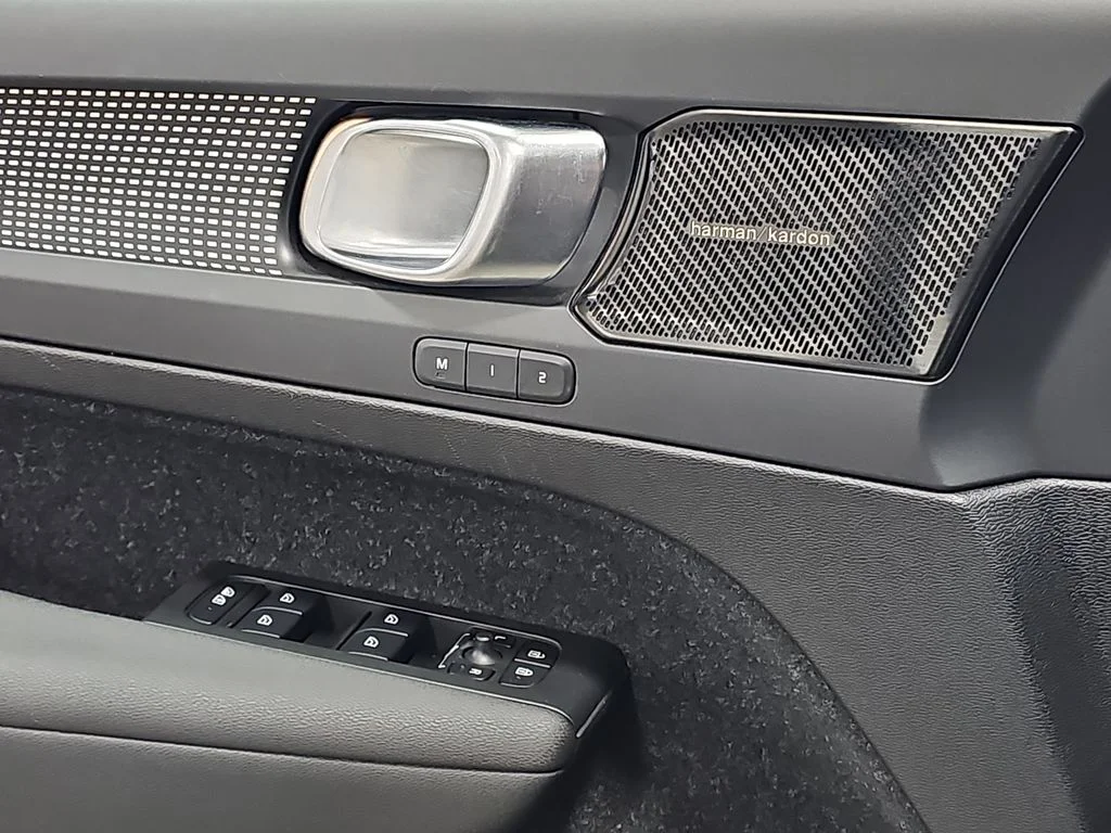 Used 2021 Black Volvo R-Design image 30