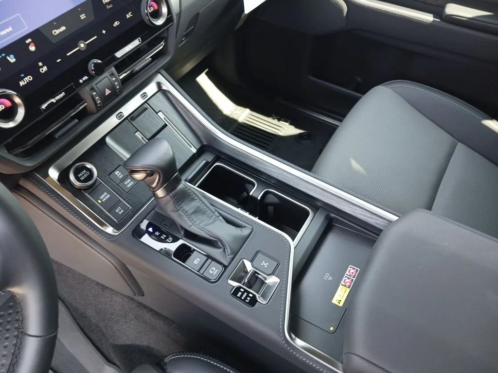 Used 2025  Lexus 550 Luxury image 11