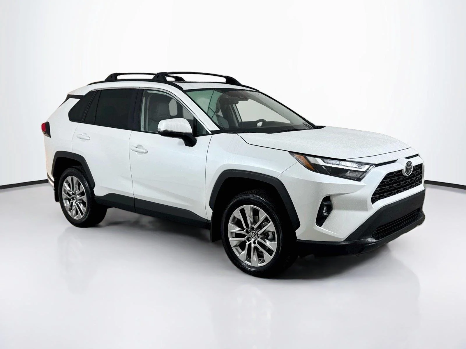 Used 2025 Wind Chill Pearl Toyota XLE Premium image 6