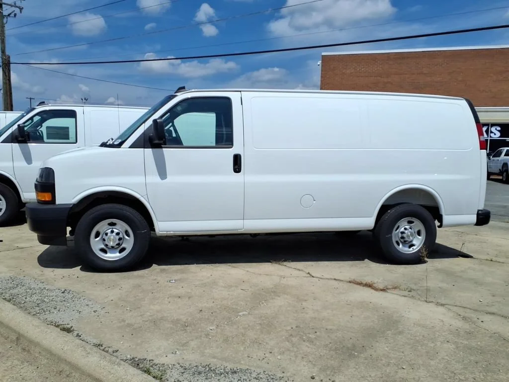 New 2025 Summit White Chevrolet WT image 4