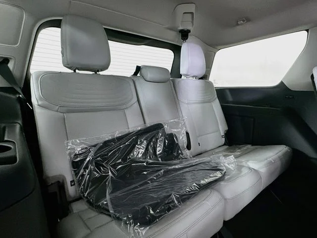 New 2027 Star White Metallic Tri-Coat Ford Platinum image 29