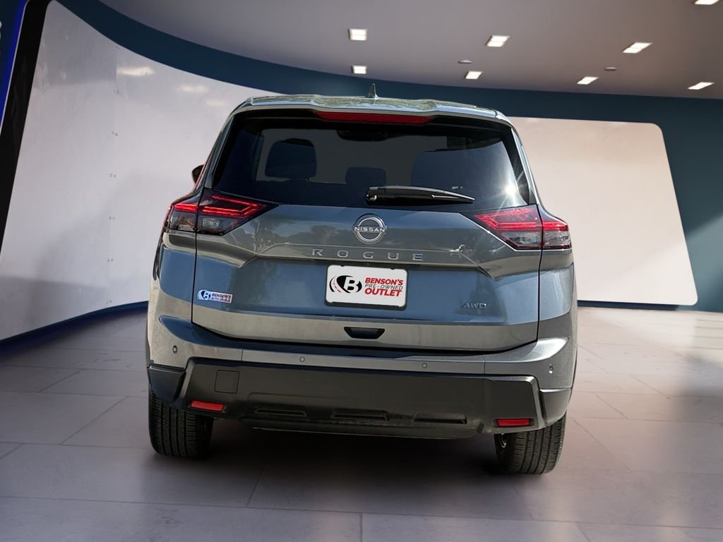 Used 2025 Gray Nissan SV image 4