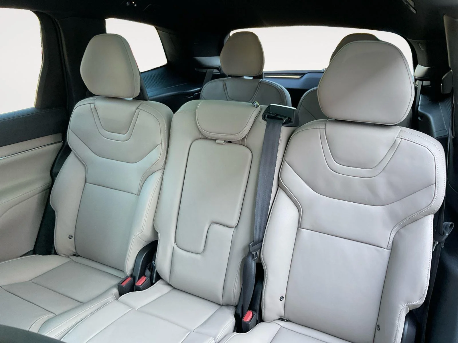 New 2026 Aurora Silver Volvo Ultra image 13