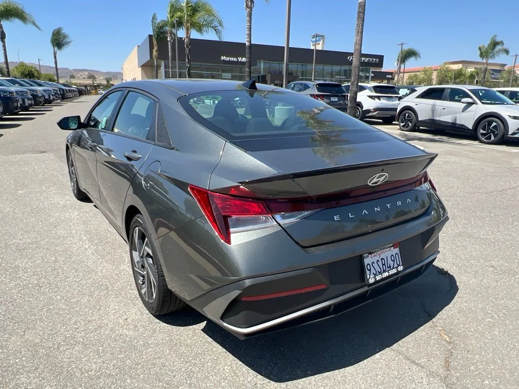 Used 2025 Gray Hyundai SEL Sport image 5