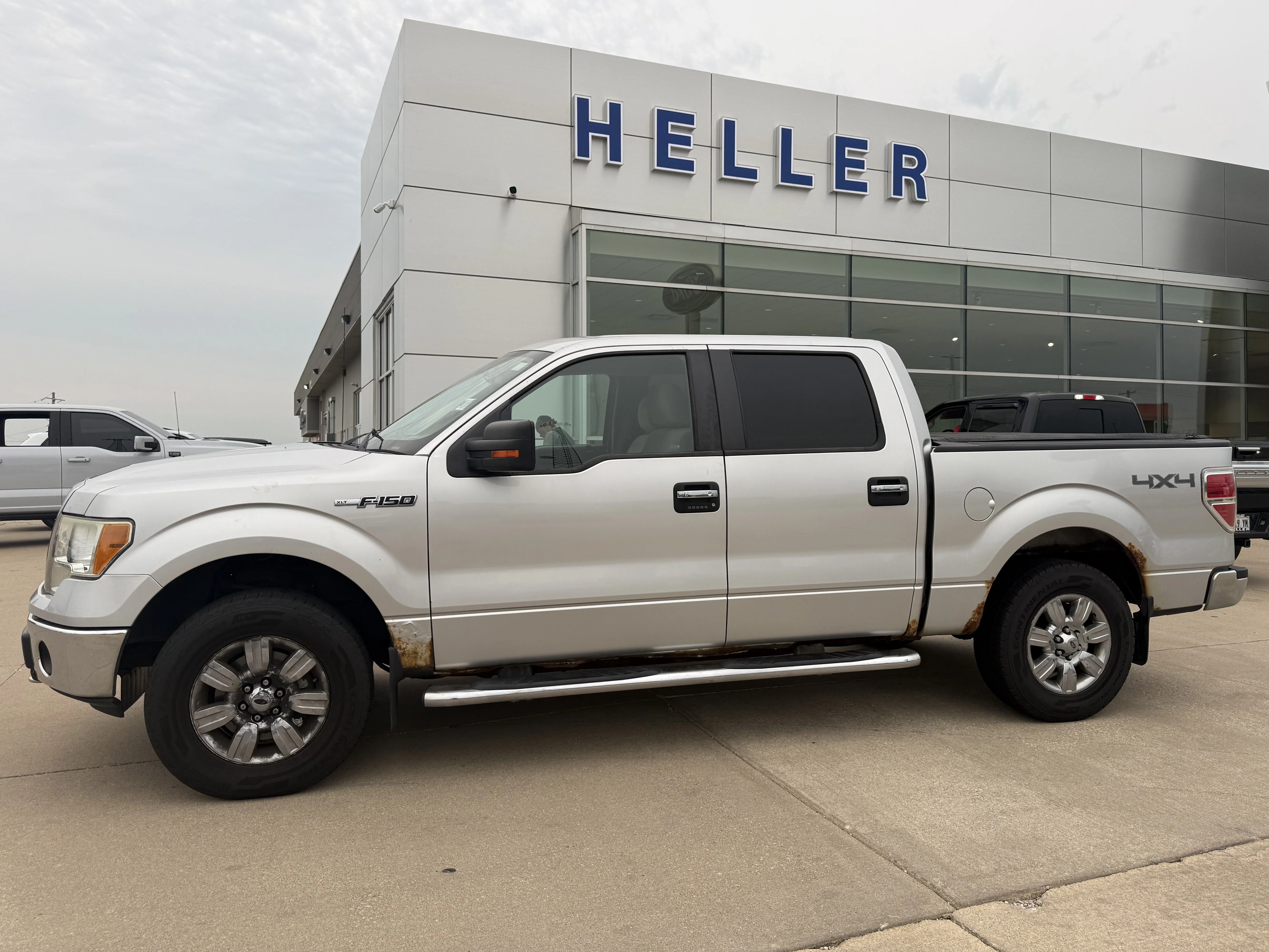 Used 2010 Ingot Silver Ford XLT image 3