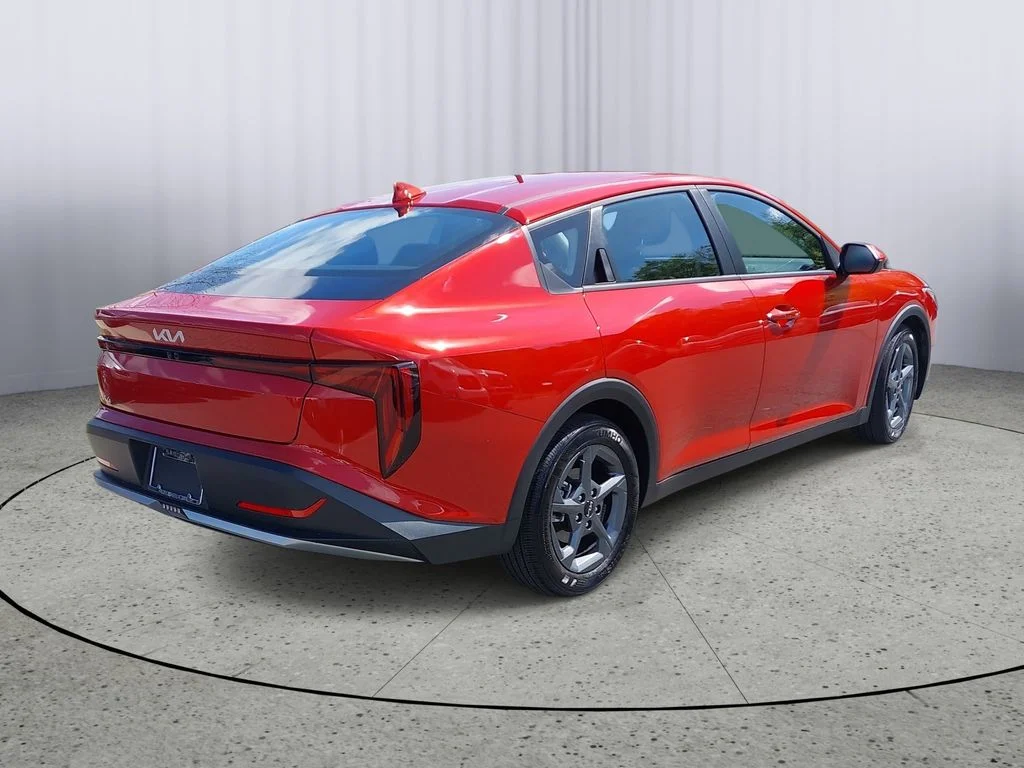 Used 2025 Red Kia LXS image 3