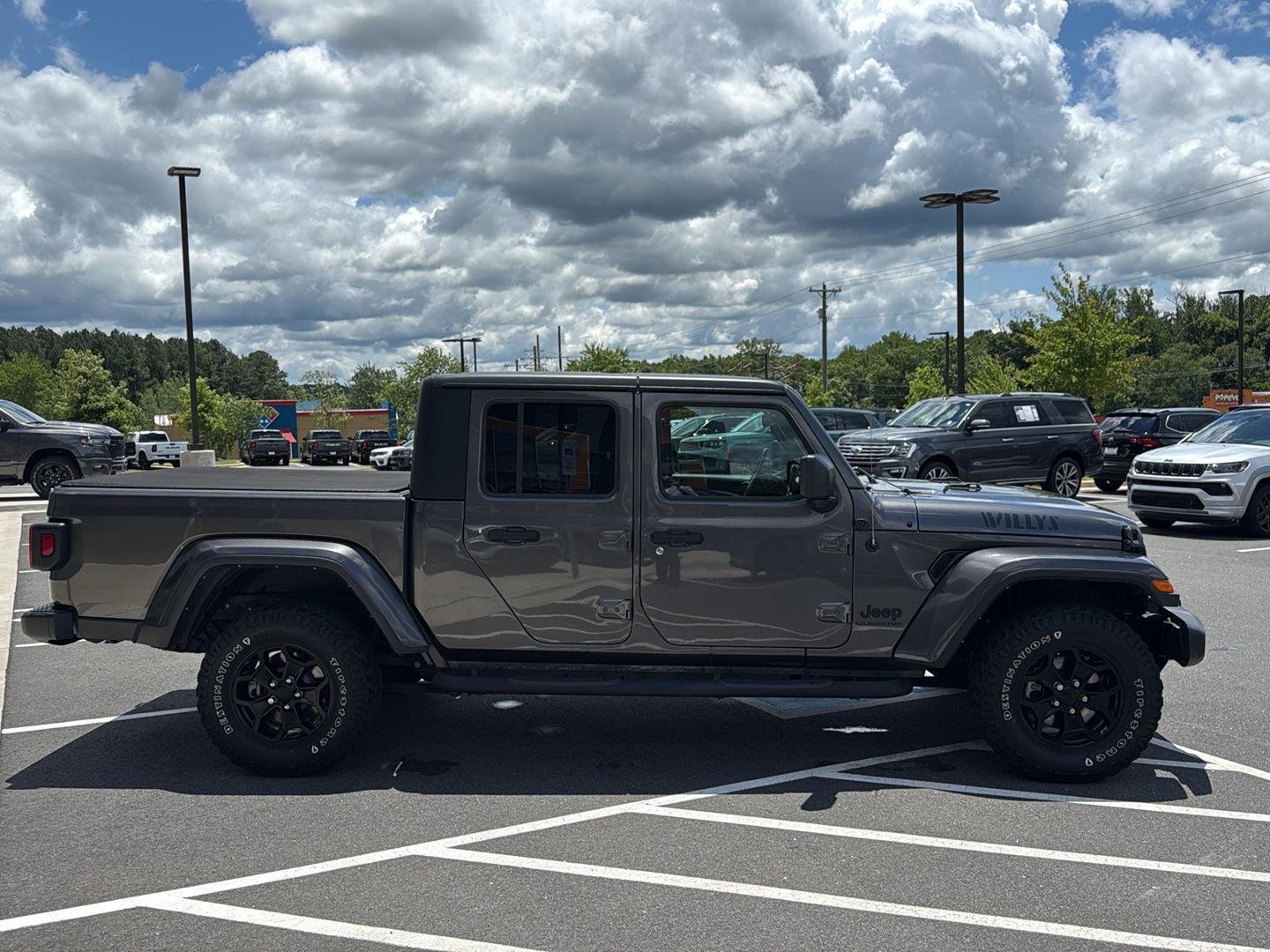 Used 2022 Granite Crystal Metallic Clearcoat Jeep Willys image 5