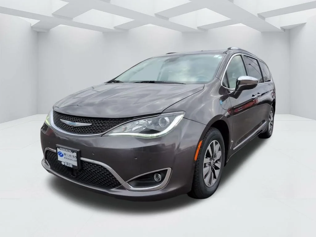 Used 2020 Crystal Metallic Chrysler Limited image 9