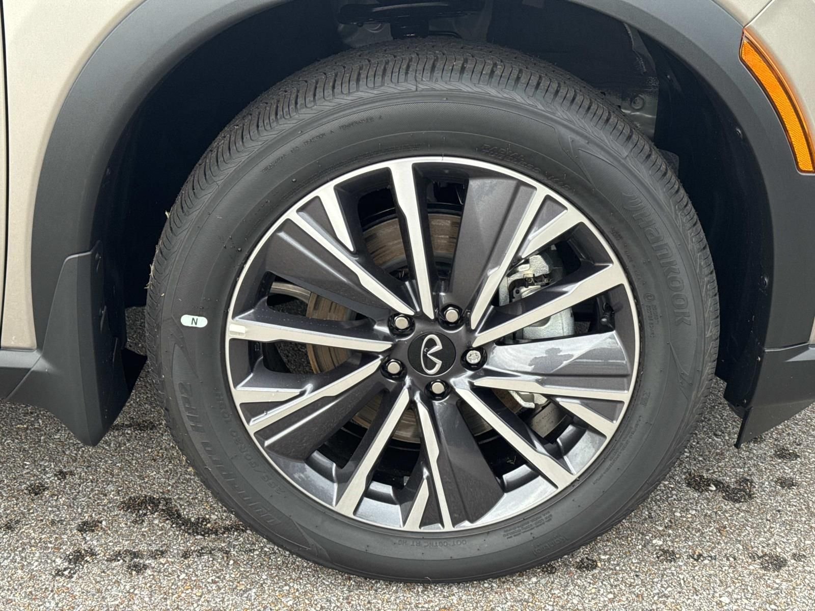 New 2027 WARM TITANIUM INFINITI Luxe FWD image 3
