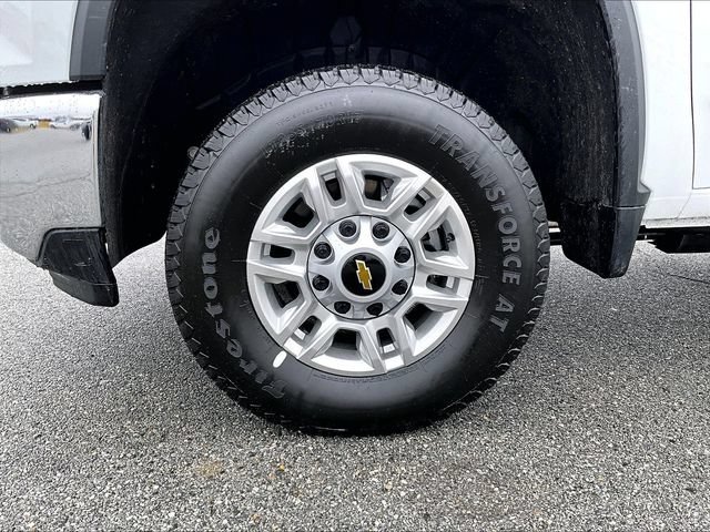 New 2026 Summit White Chevrolet WT image 7