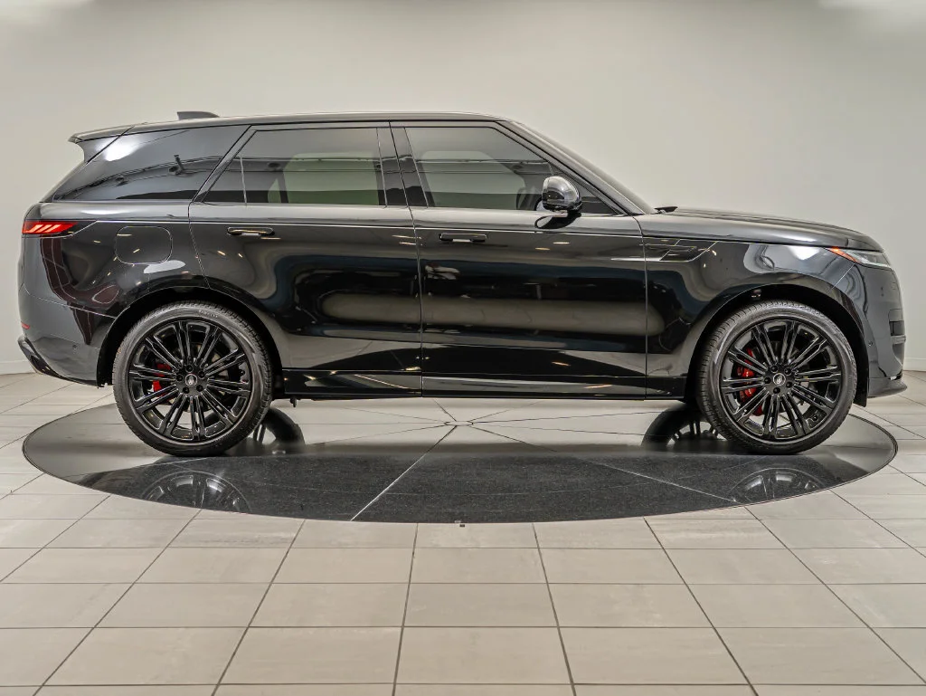 Used 2024 Black Land Rover Dynamic SE image 11