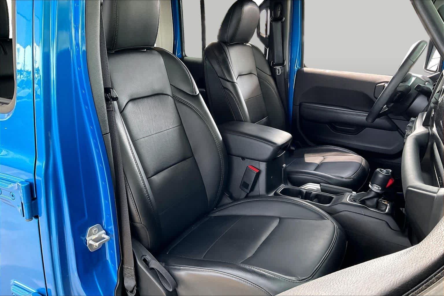Used 2022 Hydro Blue Pearlcoat Jeep Unlimited Sahara Altitude image 9