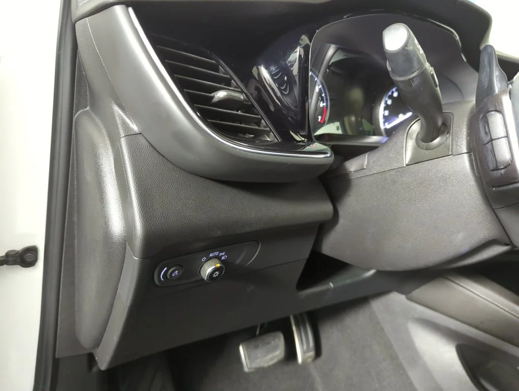 Used 2023 Summit White Buick Essence image 26