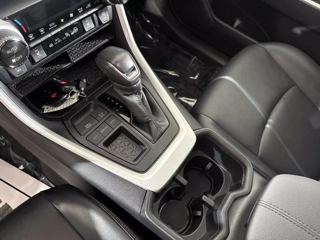 Used 2023  Toyota XLE Premium image 24