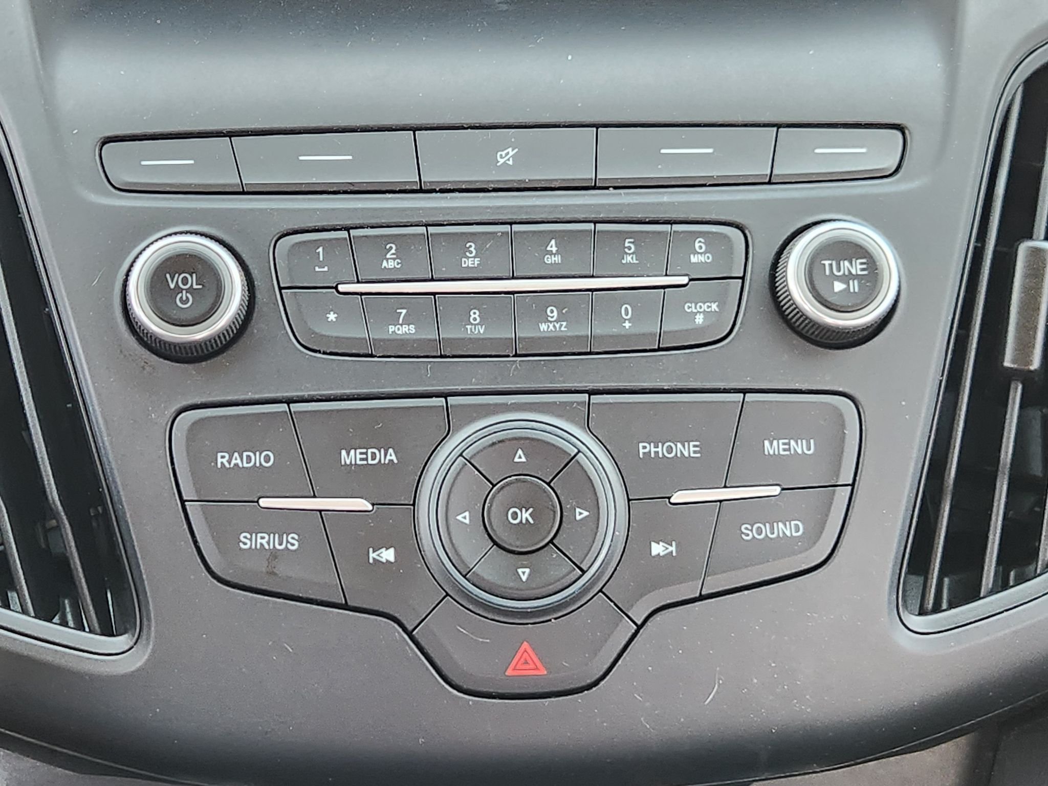 Used 2018 White Gold Metallic Ford SE image 18