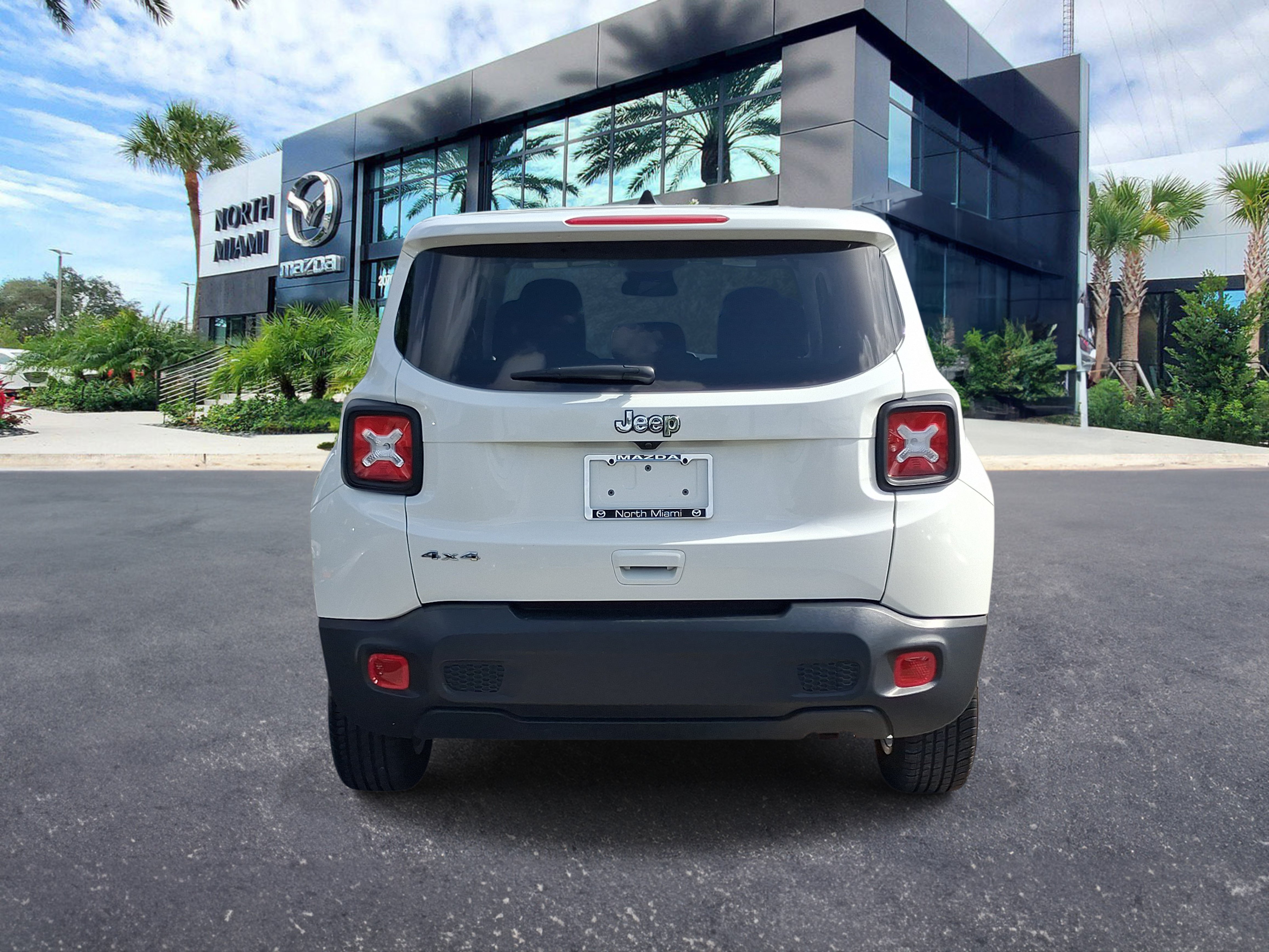 Used 2023 White Jeep Latitude image 4