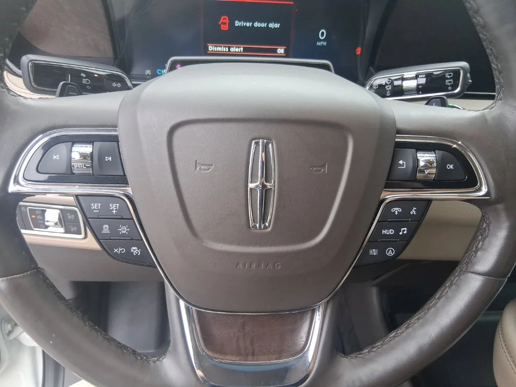 Used 2022 White Lincoln Reserve image 12