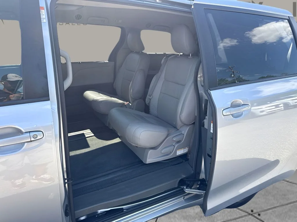 Used 2015 Silver Toyota LE image 15