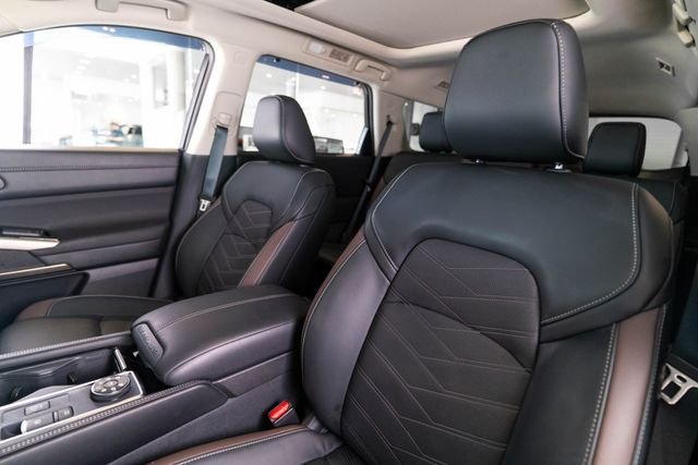 Used 2025 Silver Nissan Platinum image 5