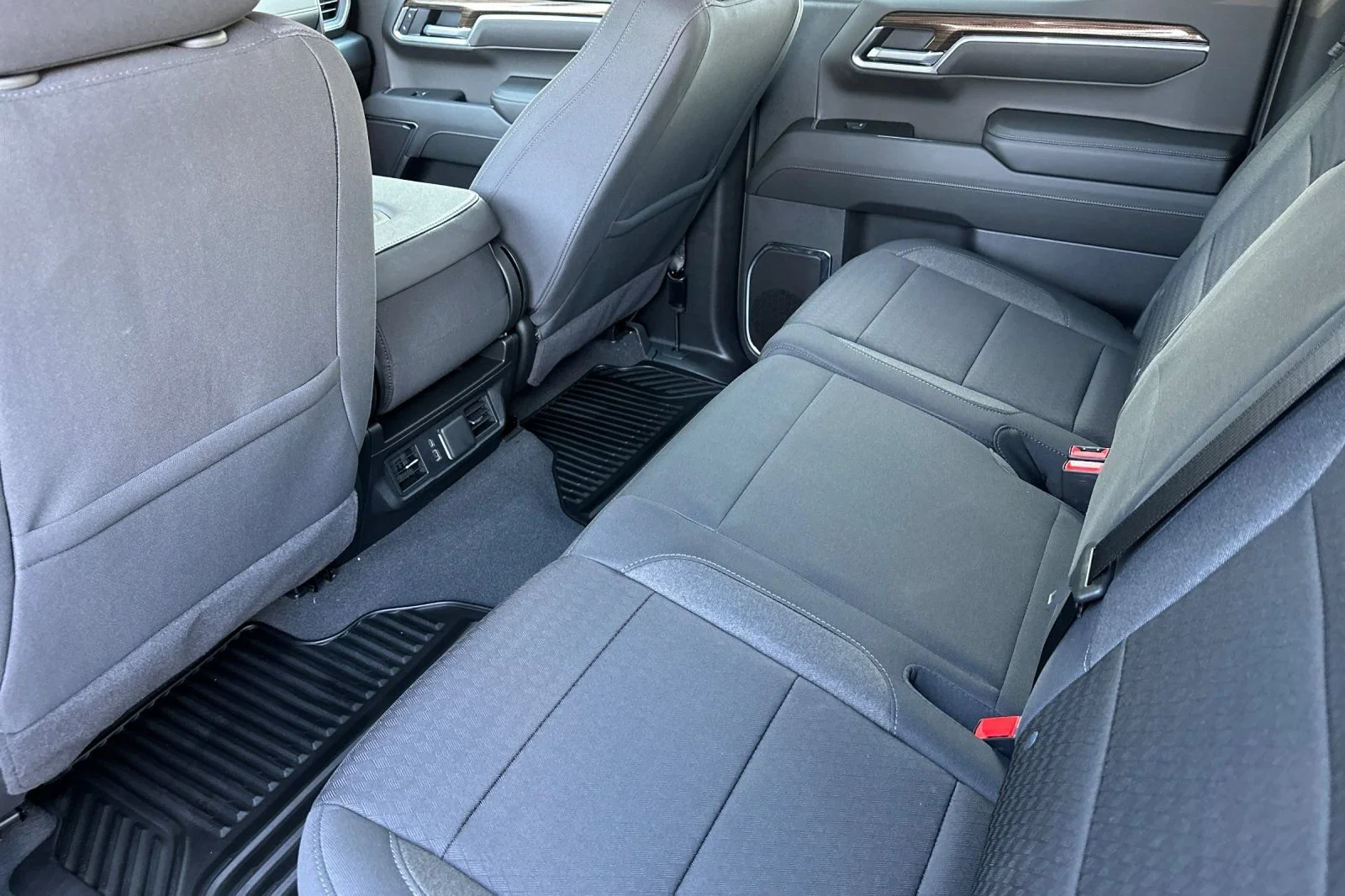 New 2025 Summit White Chevrolet LT (2FL) image 9