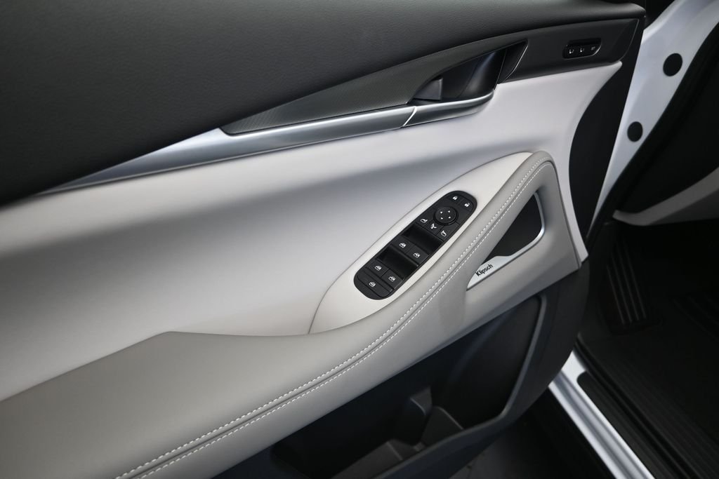 New 2027 RADIANT WHITE INFINITI Luxe FWD image 11