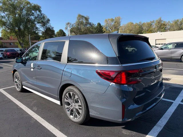 New 2027 Smoke Blue Pearl Honda Touring image 7