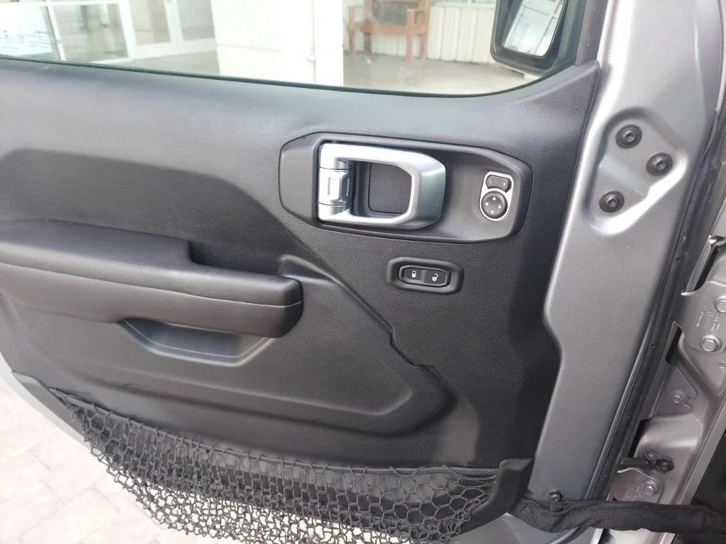 Used 2018 Silver Jeep Unlimited Sport S image 15