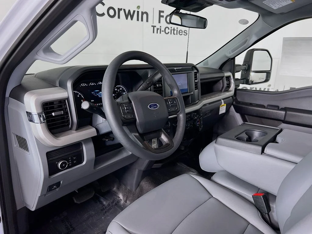 2025 Ford F-350 Super Duty Chassis Cab XL - Photo 3