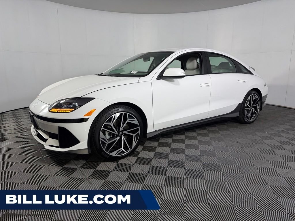 Used 2025 White Hyundai SEL image 1