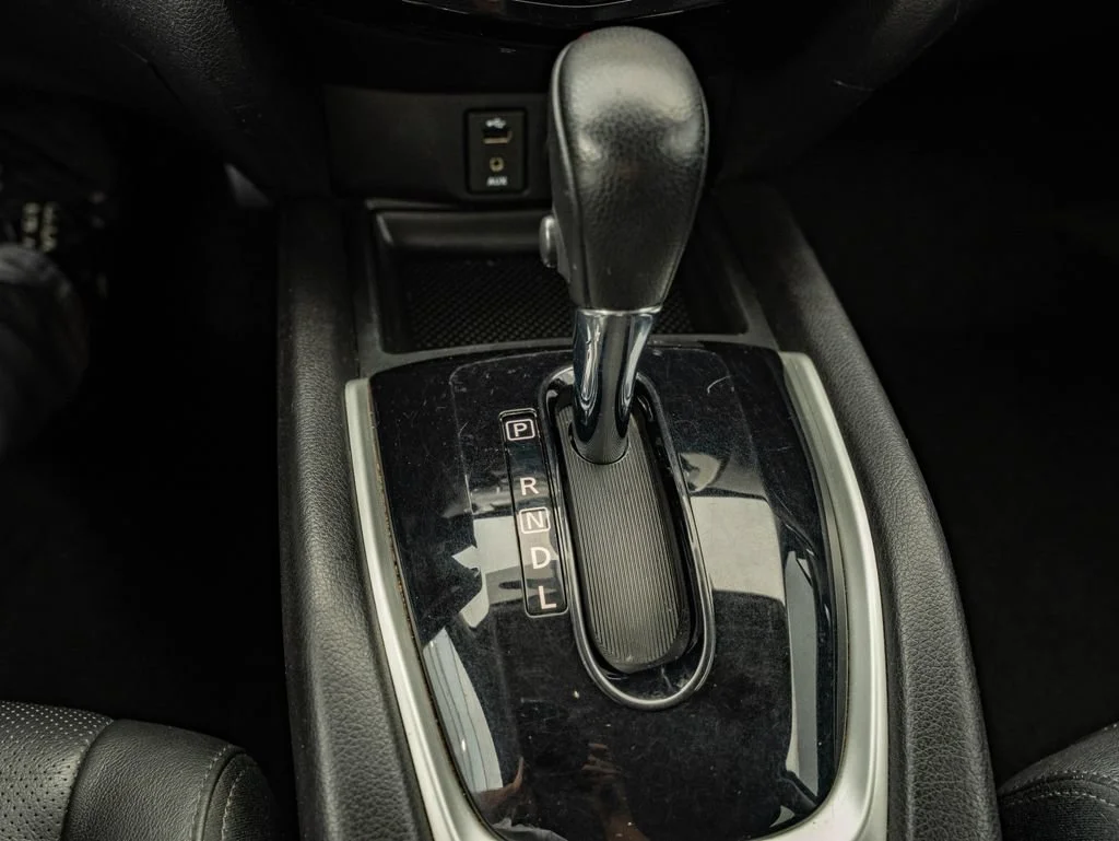 Used 2015 Arctic Blue Metallic Nissan SL image 37