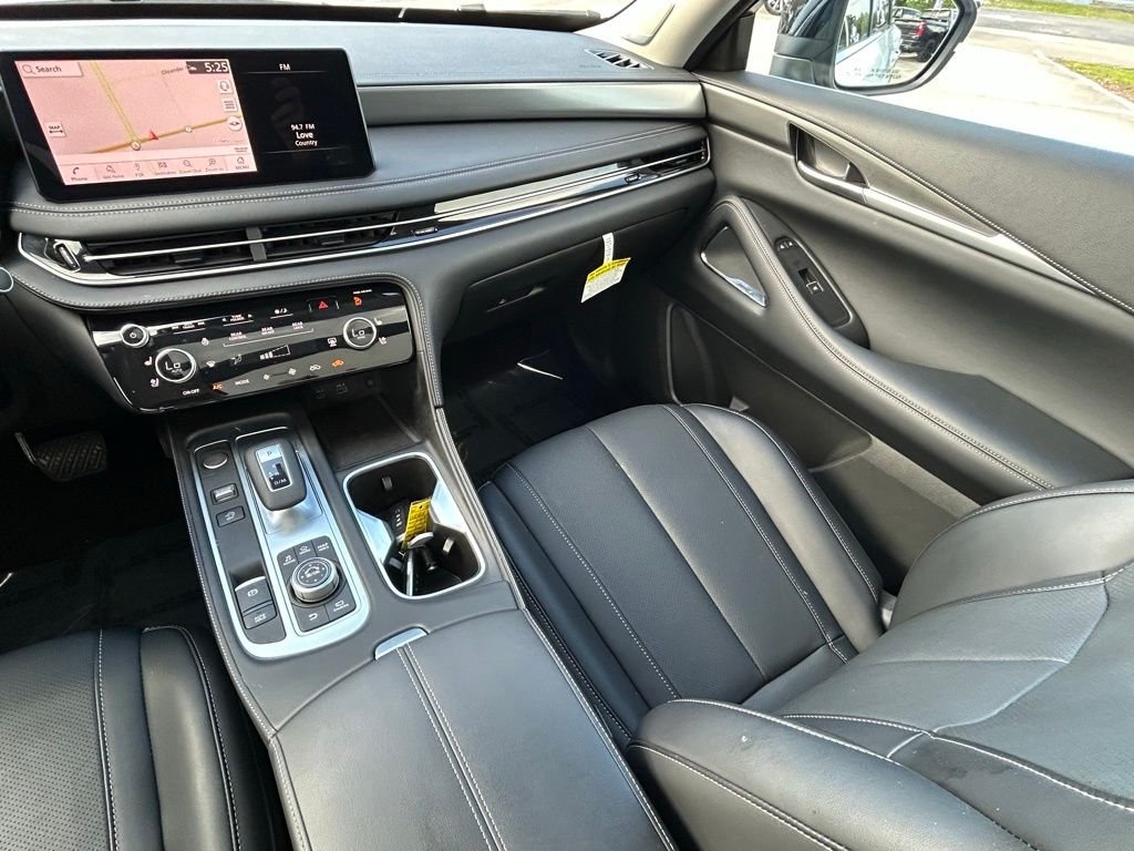 Used 2025 White INFINITI LUXE image 12