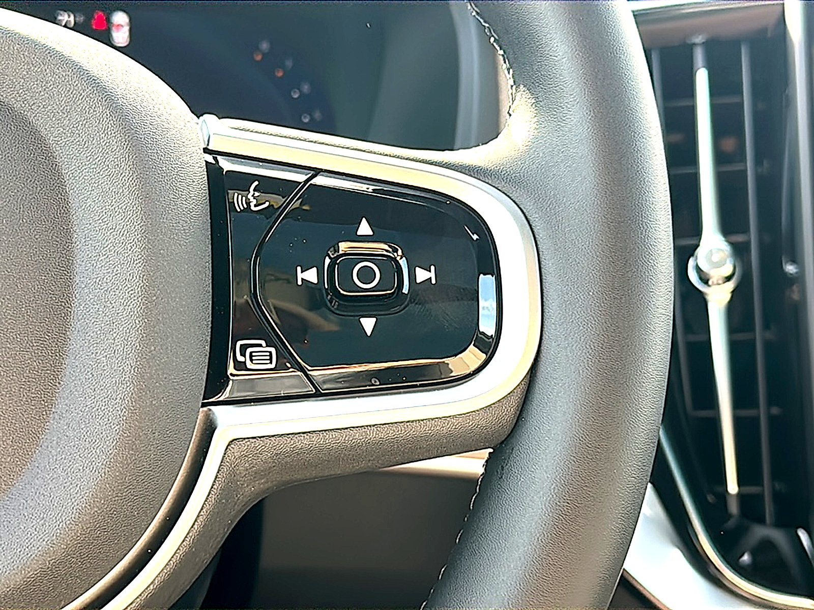 New 2026 Crystal White Volvo Plus image 20