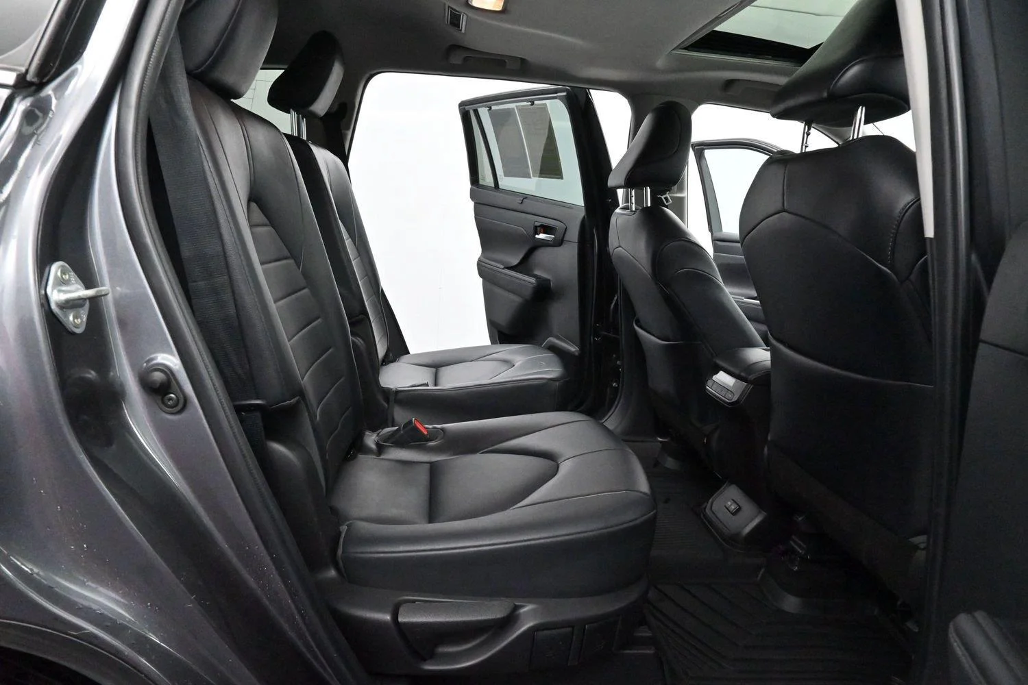 Used 2022 Magnetic Gray Metallic Toyota XLE image 37