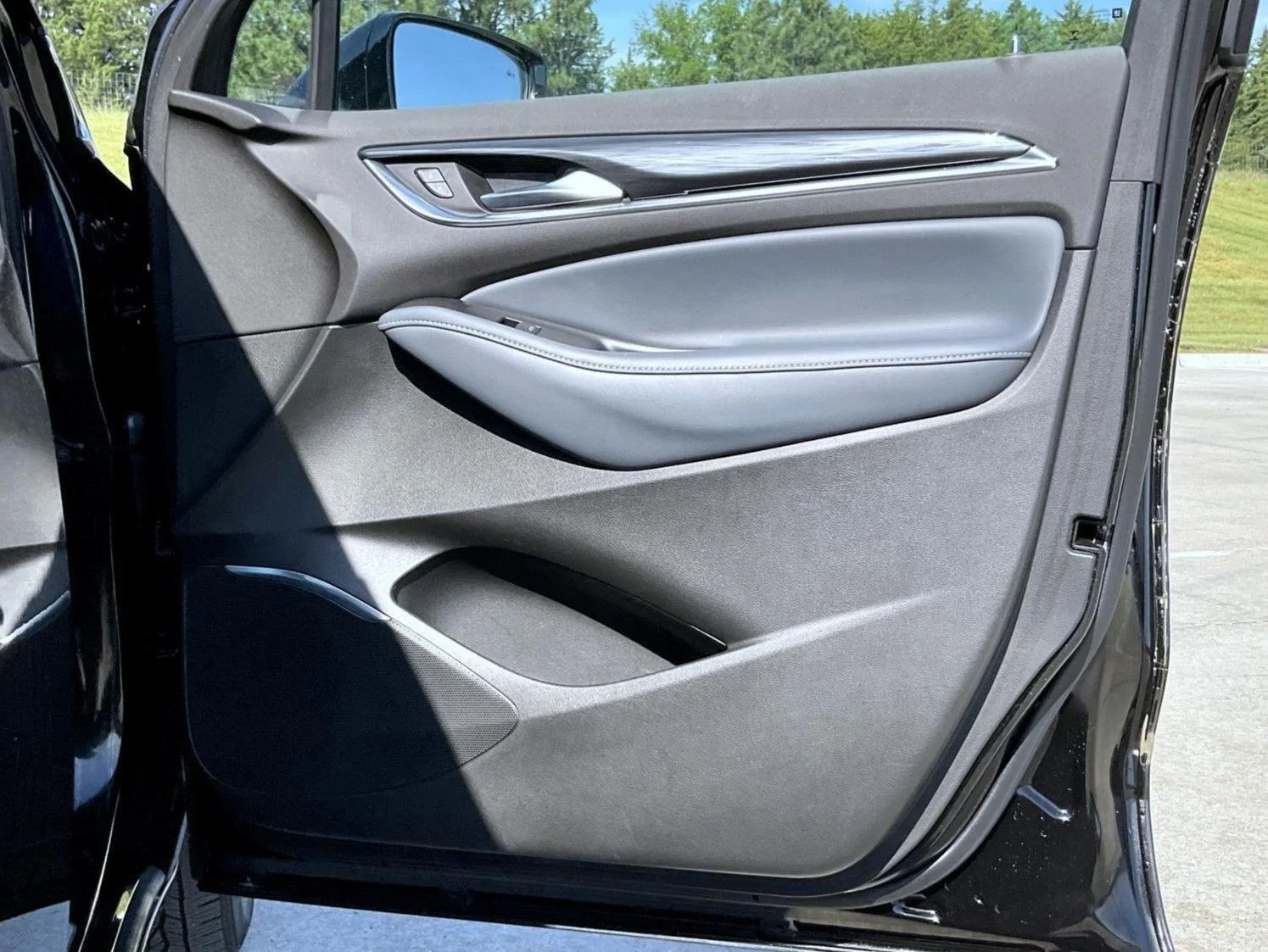 Used 2022 Black Buick Essence image 17
