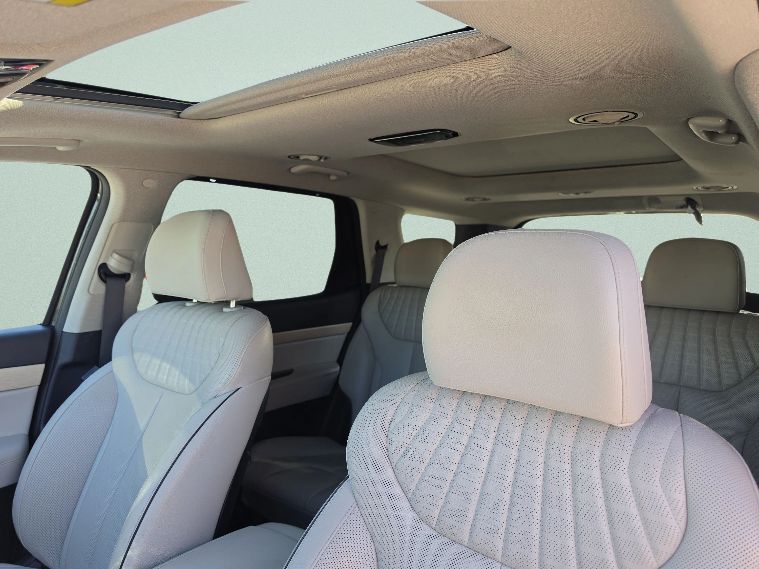Used 2024 Moonlight Cloud Hyundai Limited image 26