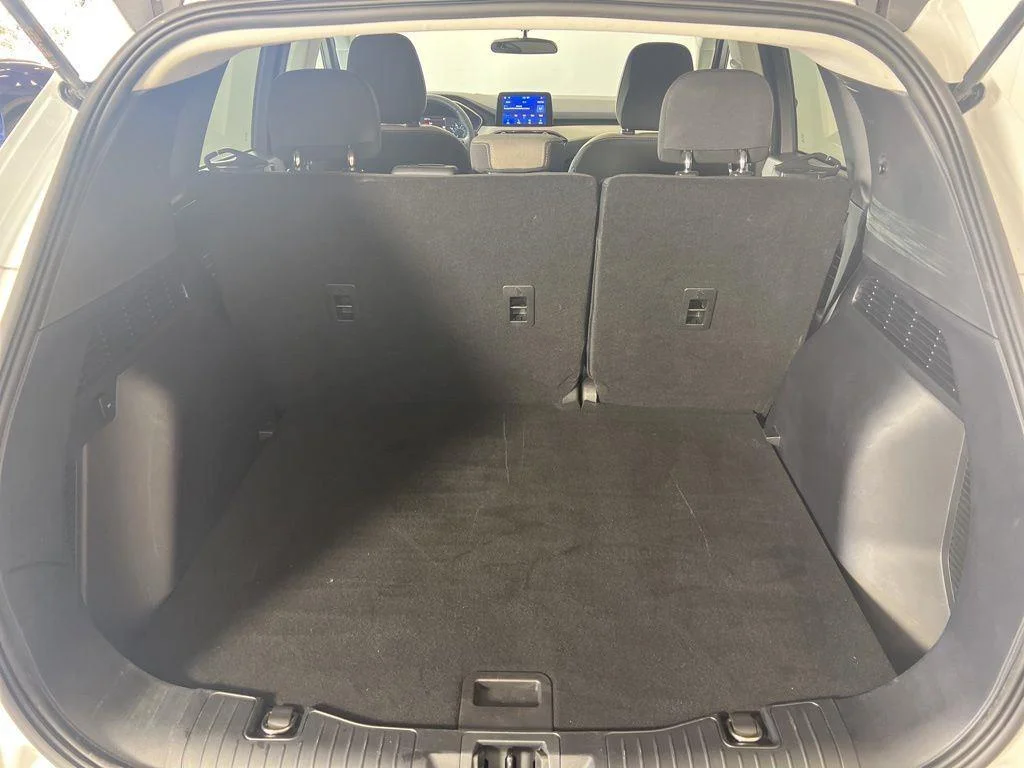 Used 2022 Oxford White Ford SE image 19