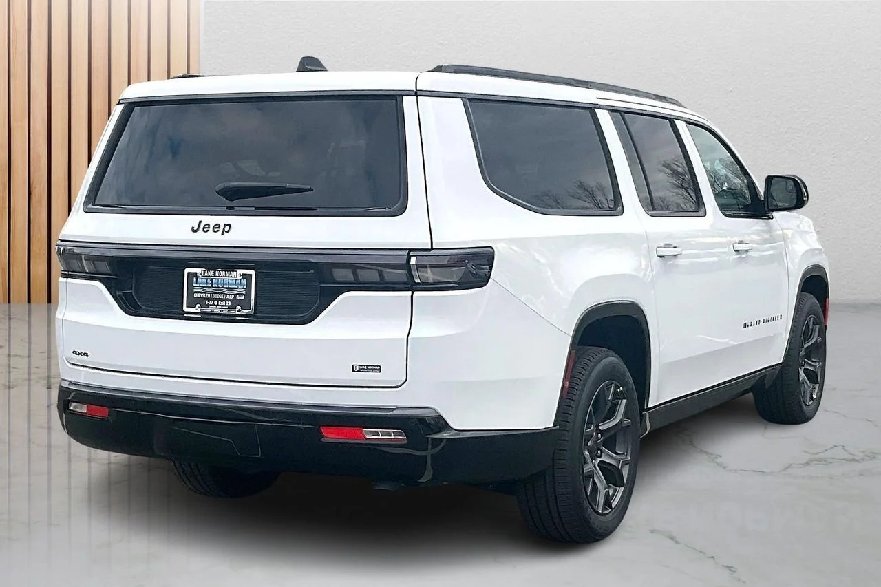 New 2026 Bright White Clear-Coat Exterior Paint Jeep Limited Altitude image 9