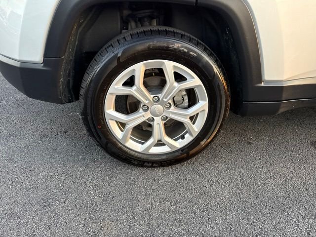 Used 2024 Silver Jeep Latitude image 10